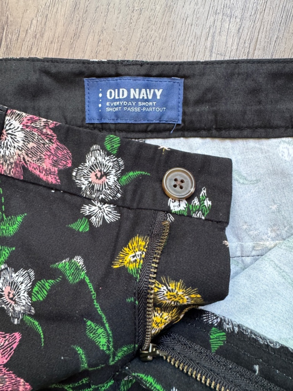 Old Navy Everyday Short - Black Floral Pattern - Size 6 - Picture 8 of 11